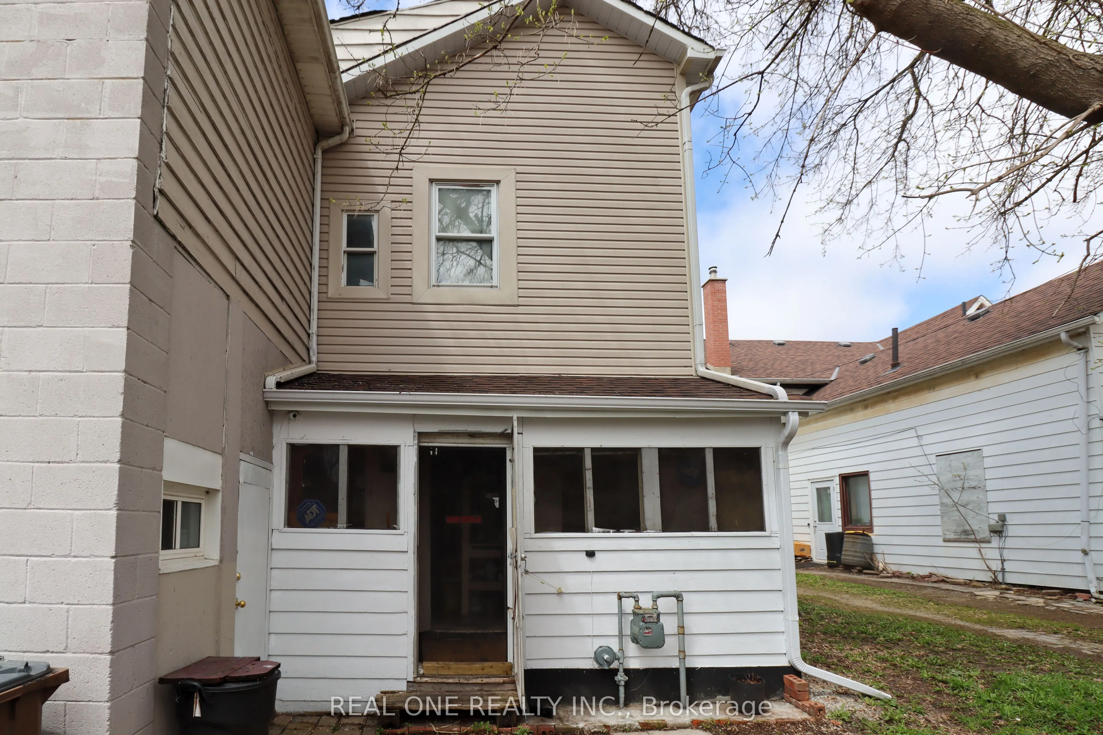 10 Mill Street E
