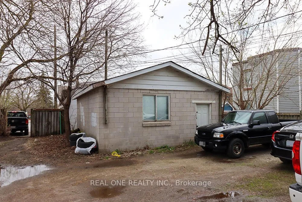 10 Mill Street E