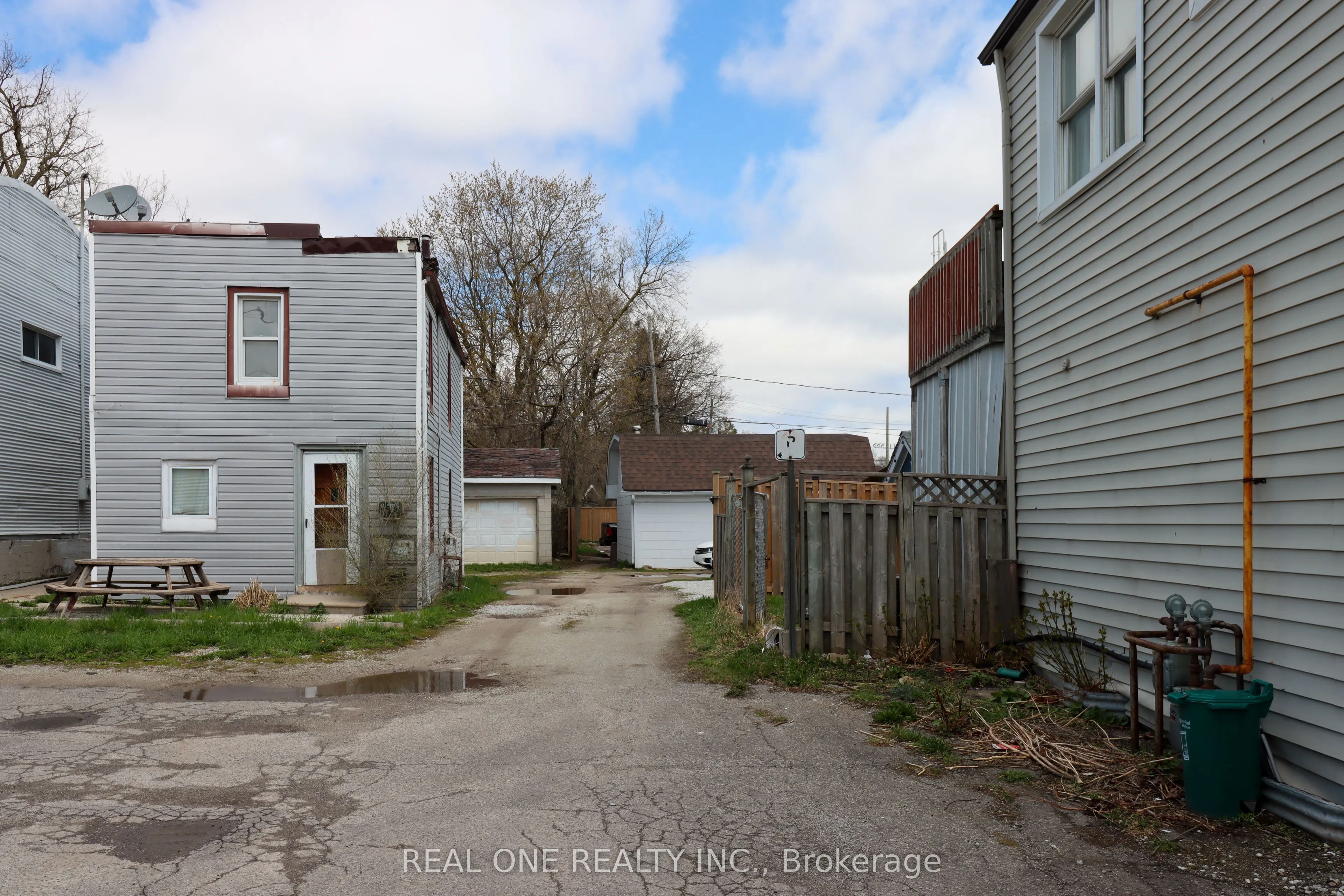10 Mill Street E
