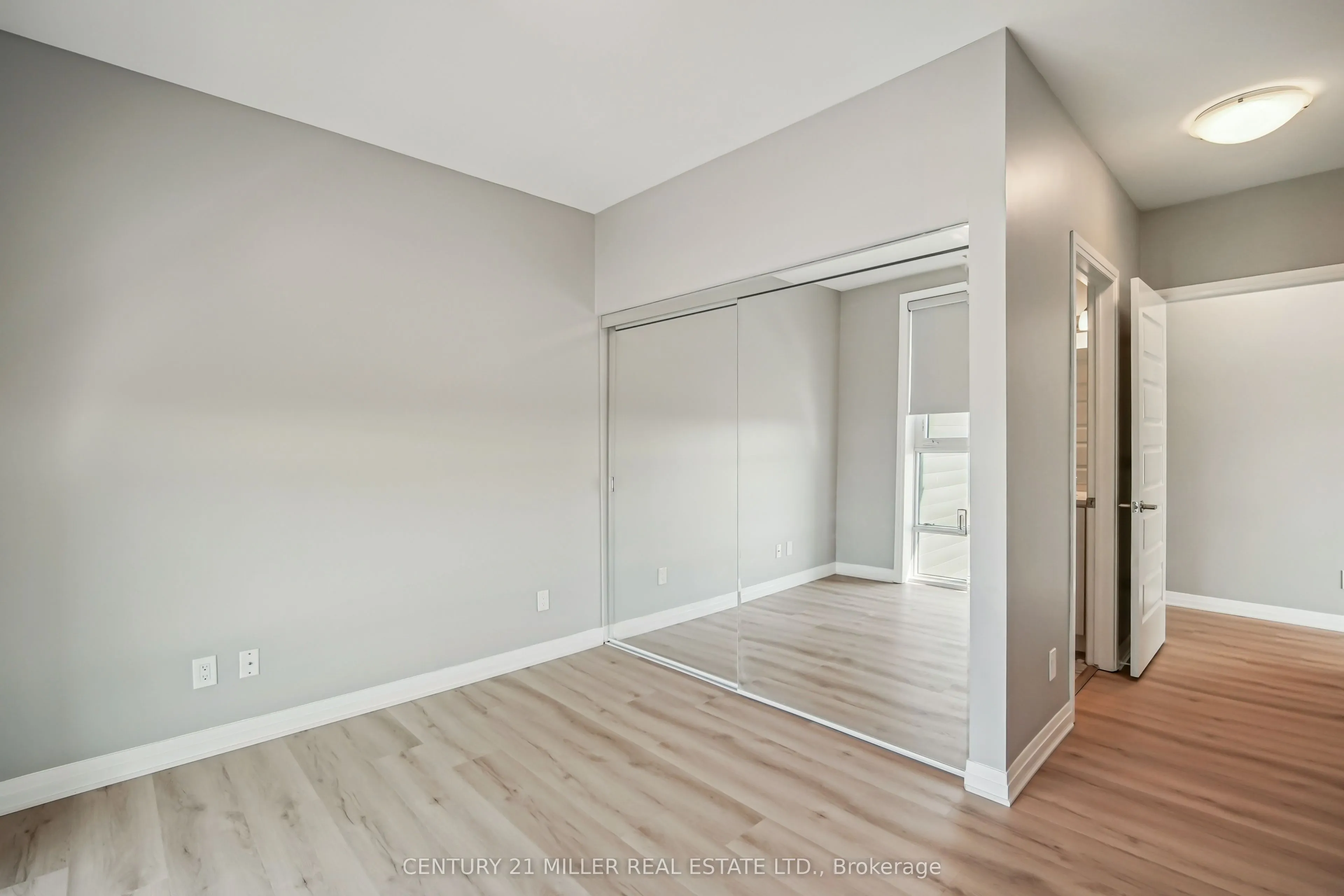95 Dundas Street W, #115