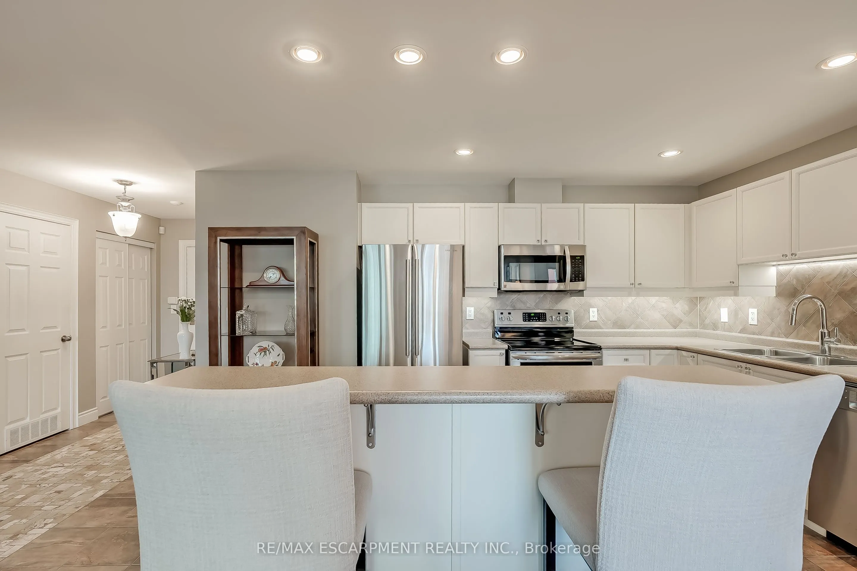 399 Elizabeth Street, #411