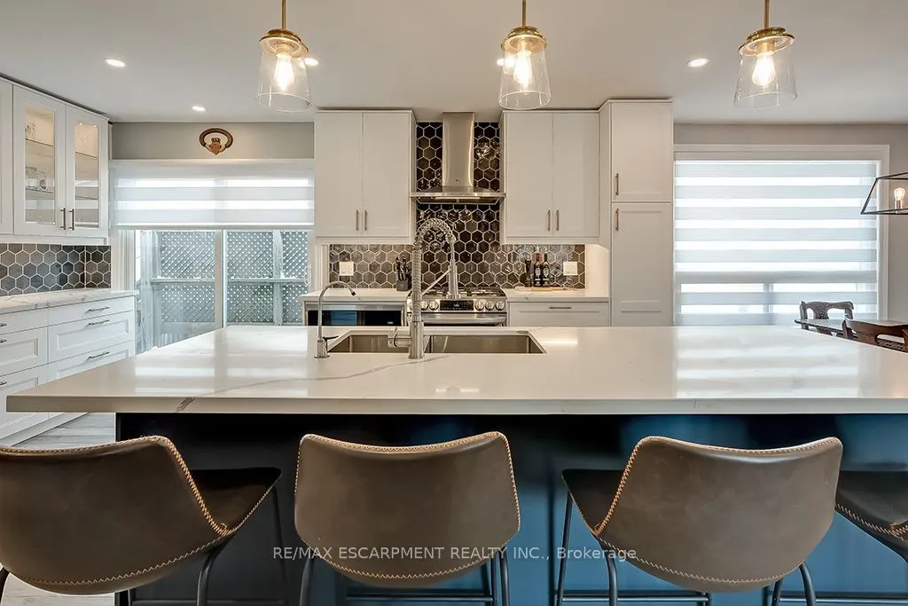 693 Inverary Road