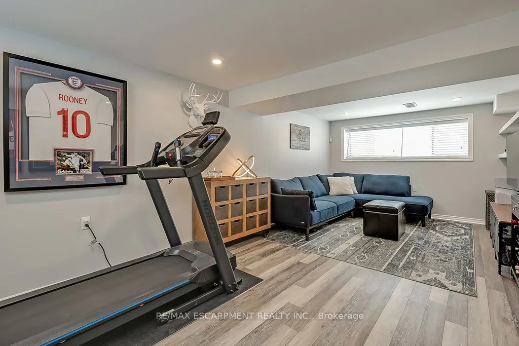 693 Inverary Road