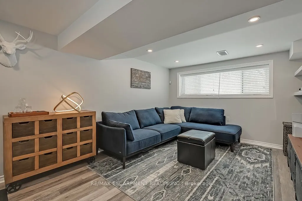 693 Inverary Road