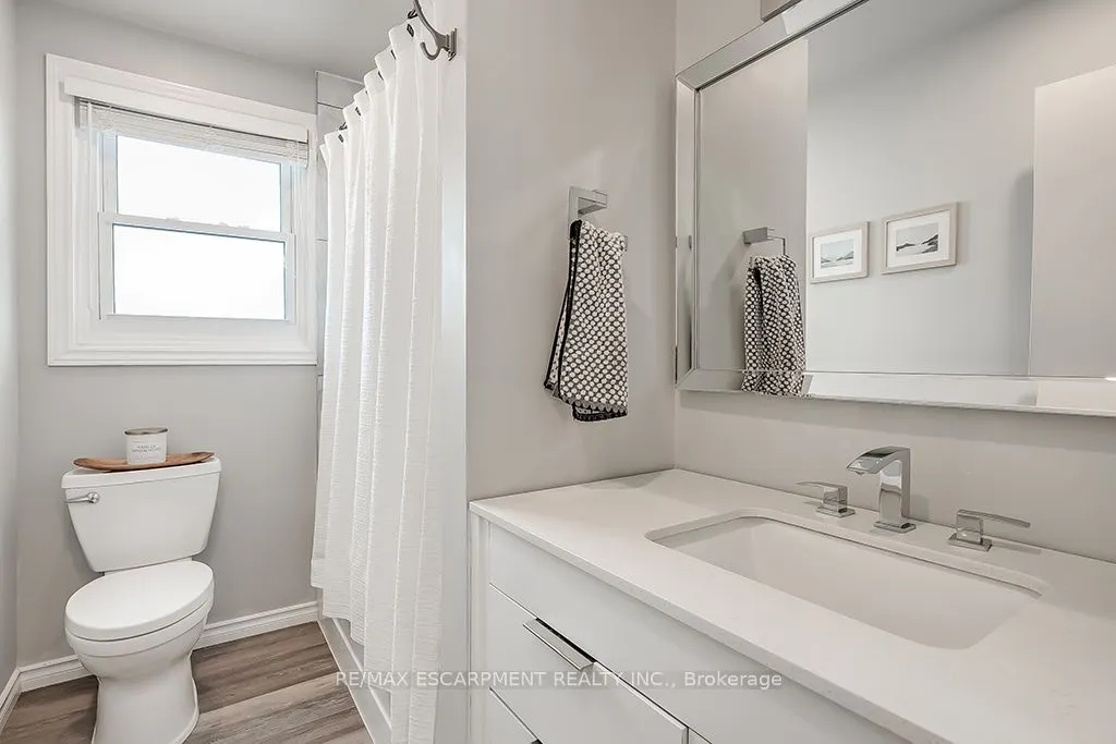 693 Inverary Road