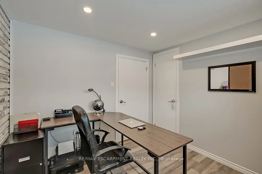 693 Inverary Road