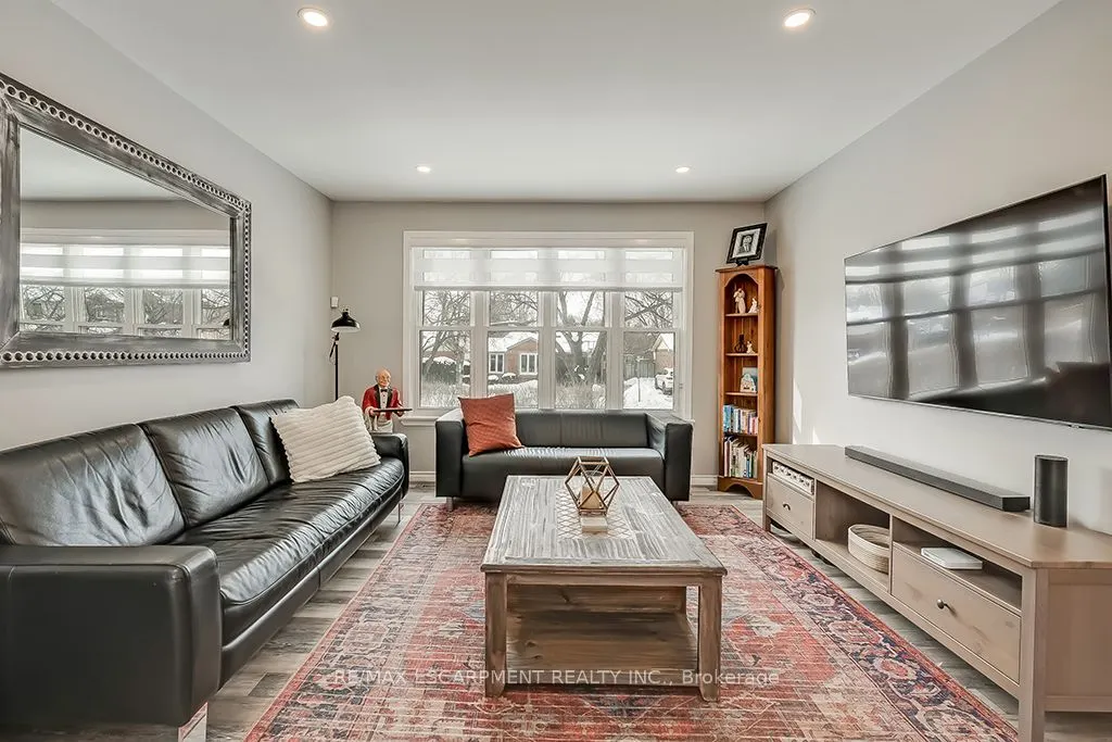 693 Inverary Road