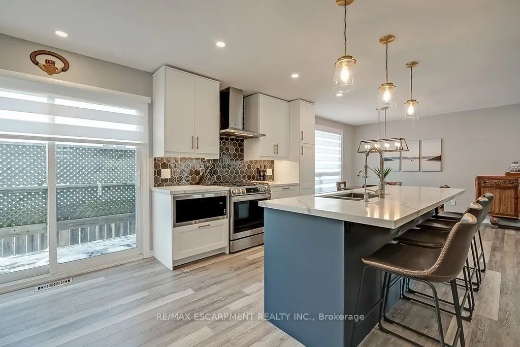 693 Inverary Road