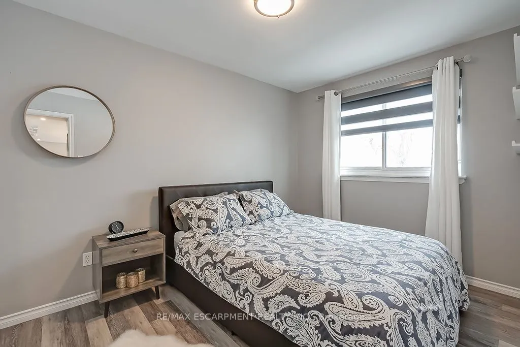 693 Inverary Road