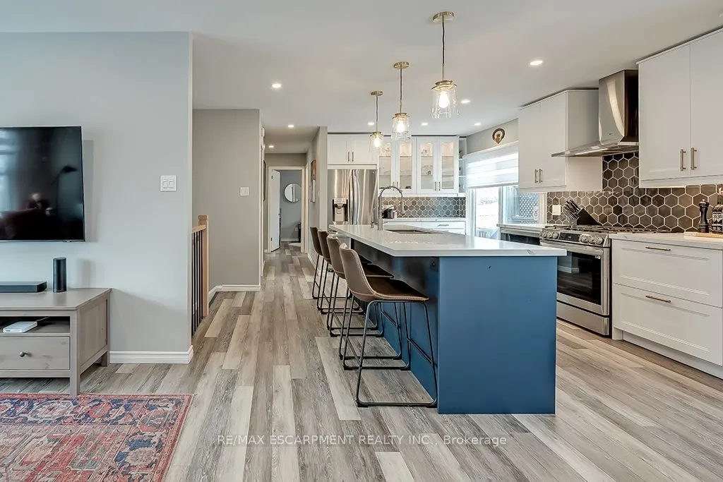 693 Inverary Road