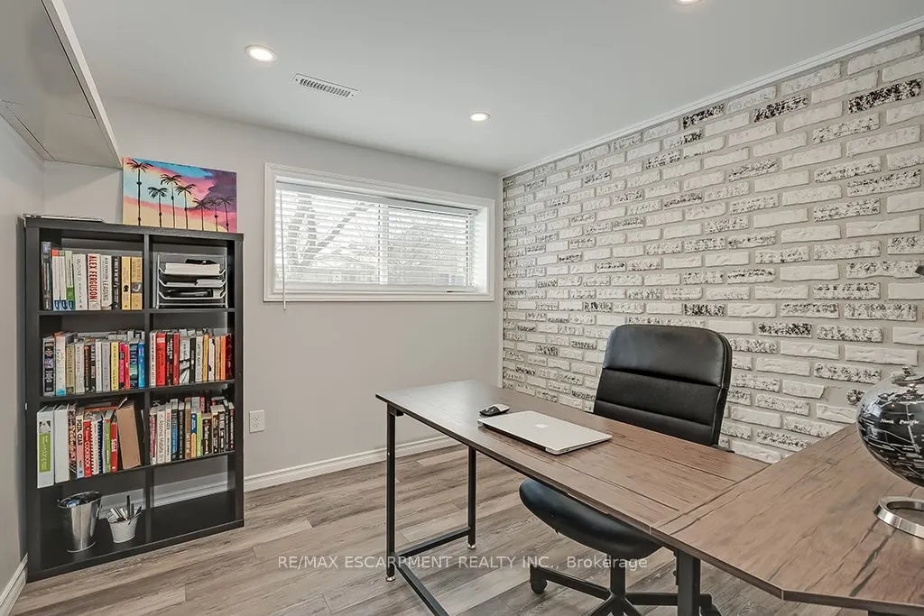 693 Inverary Road