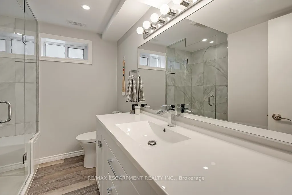 693 Inverary Road