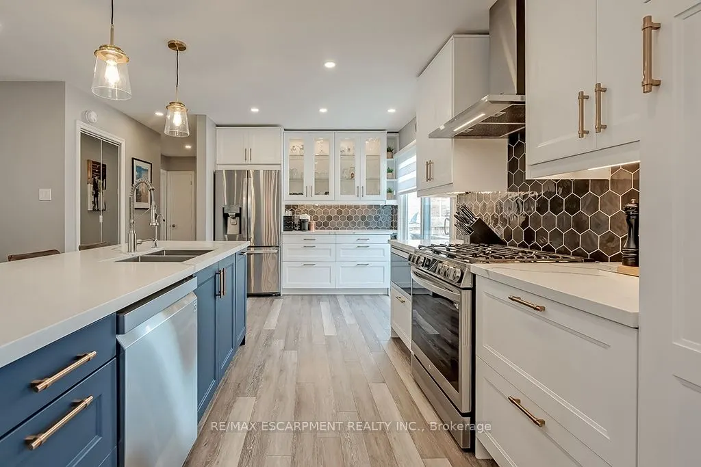 693 Inverary Road