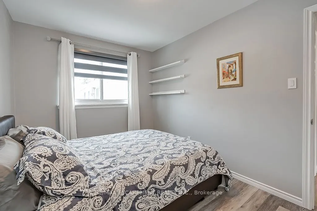 693 Inverary Road