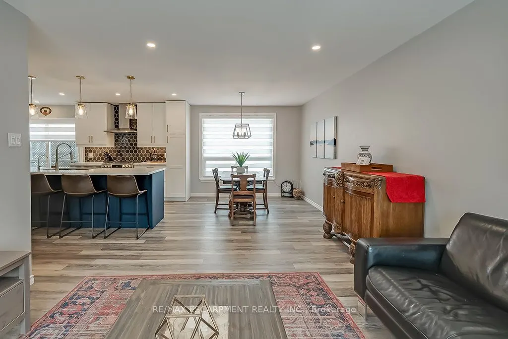 693 Inverary Road