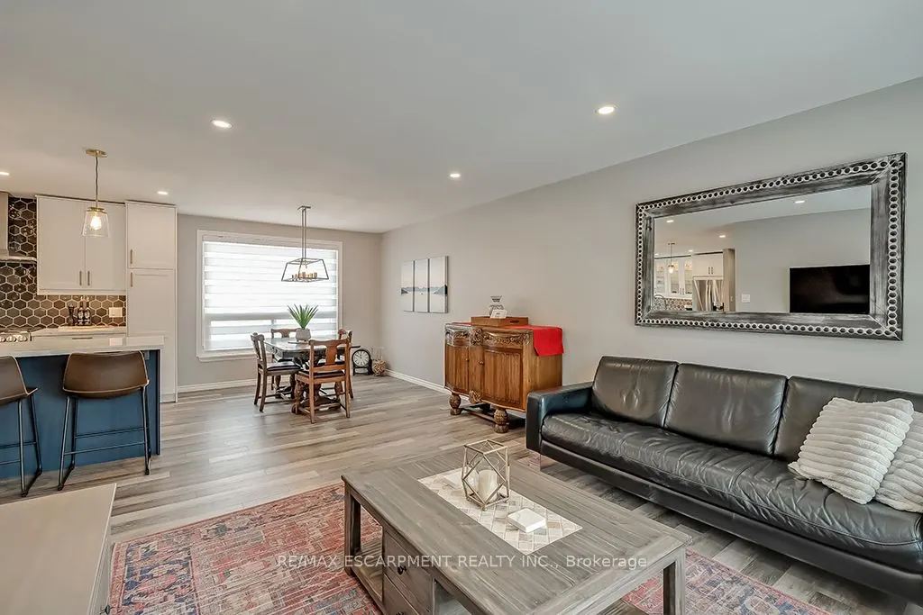 693 Inverary Road