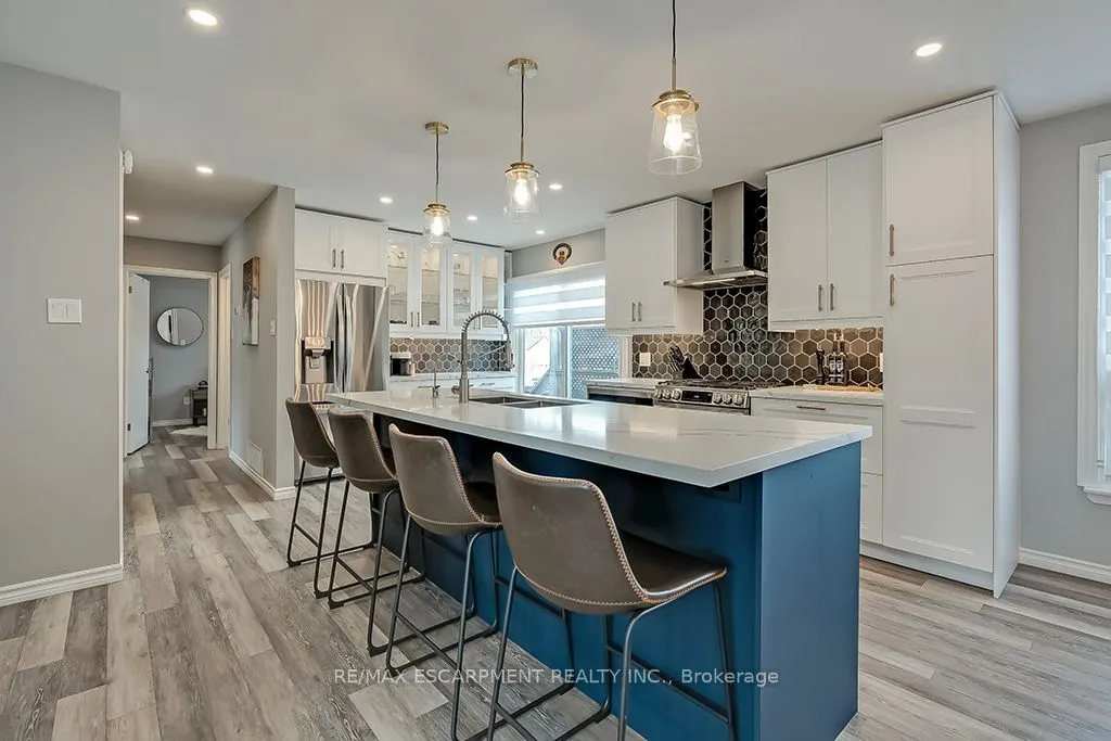 693 Inverary Road