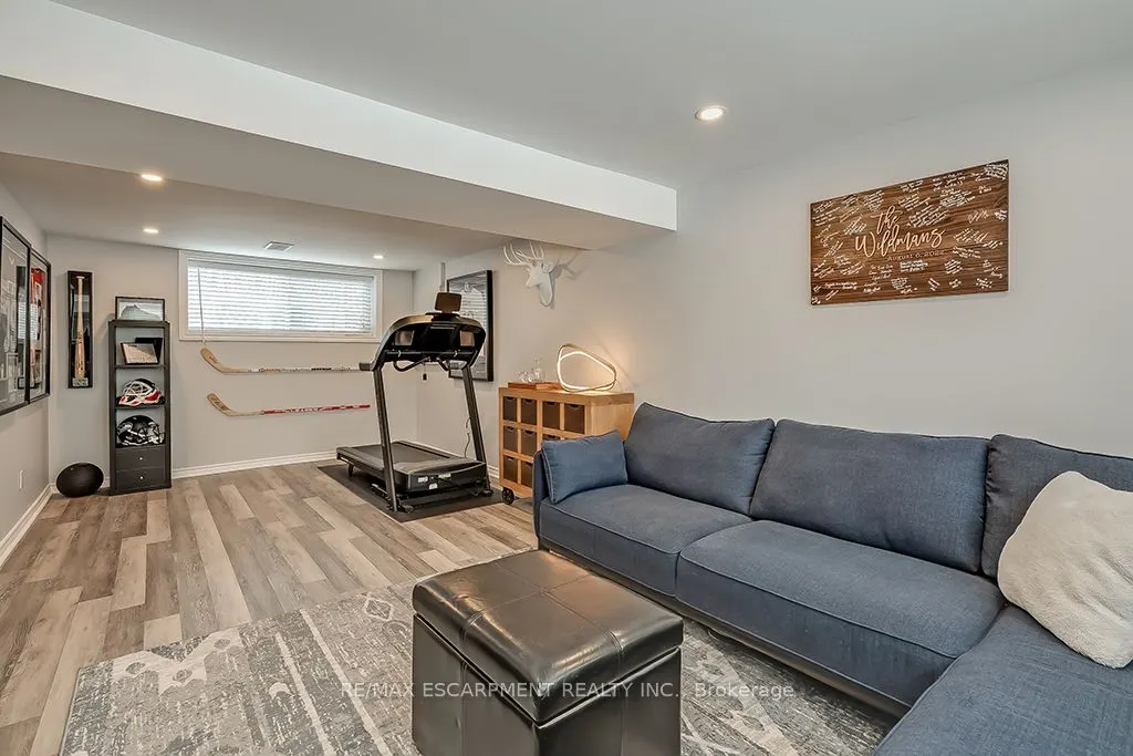 693 Inverary Road