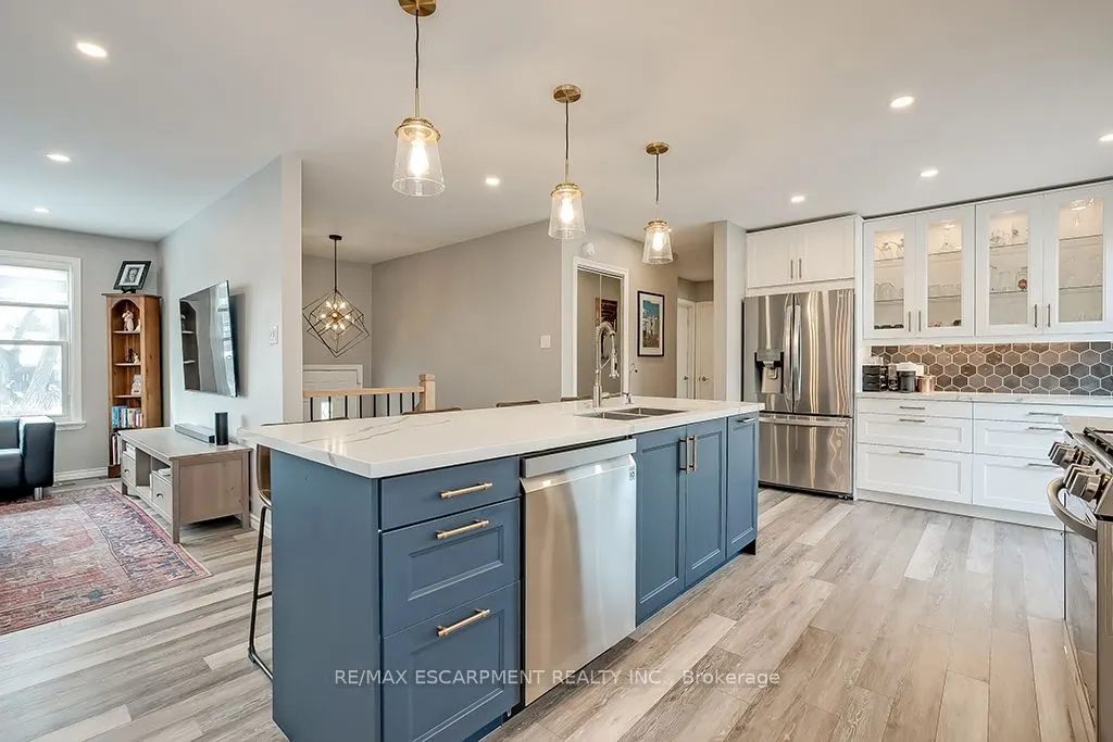 693 Inverary Road