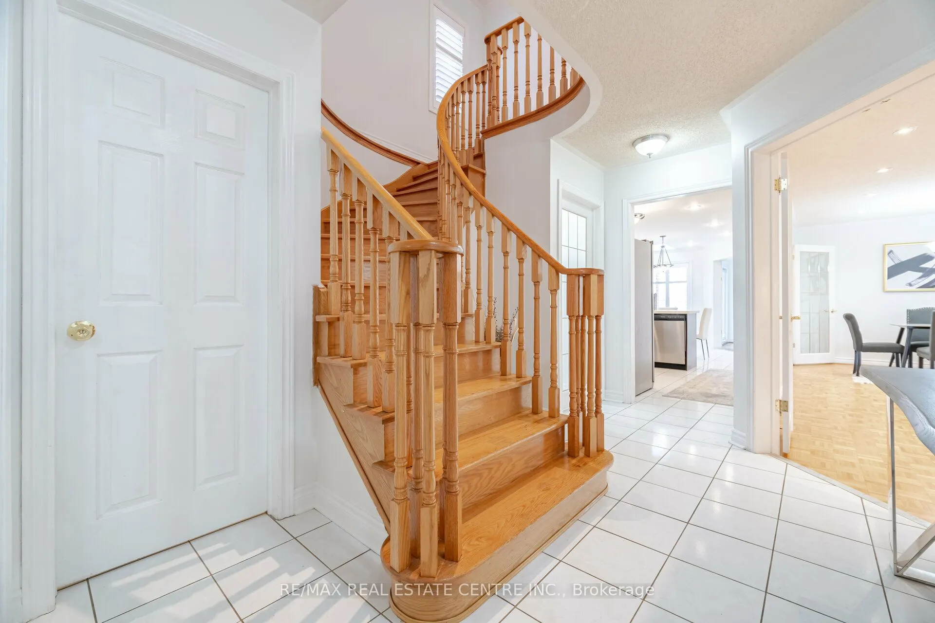 2485 Strathmore Crescent N