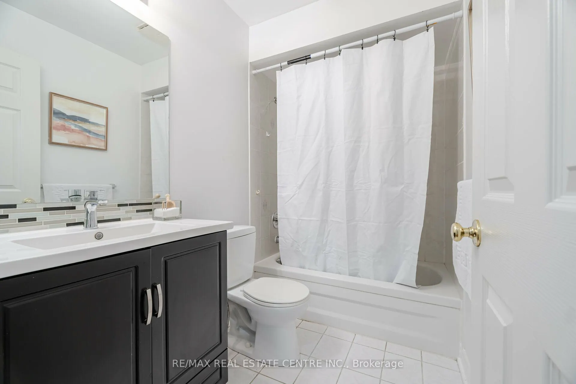 2485 Strathmore Crescent N