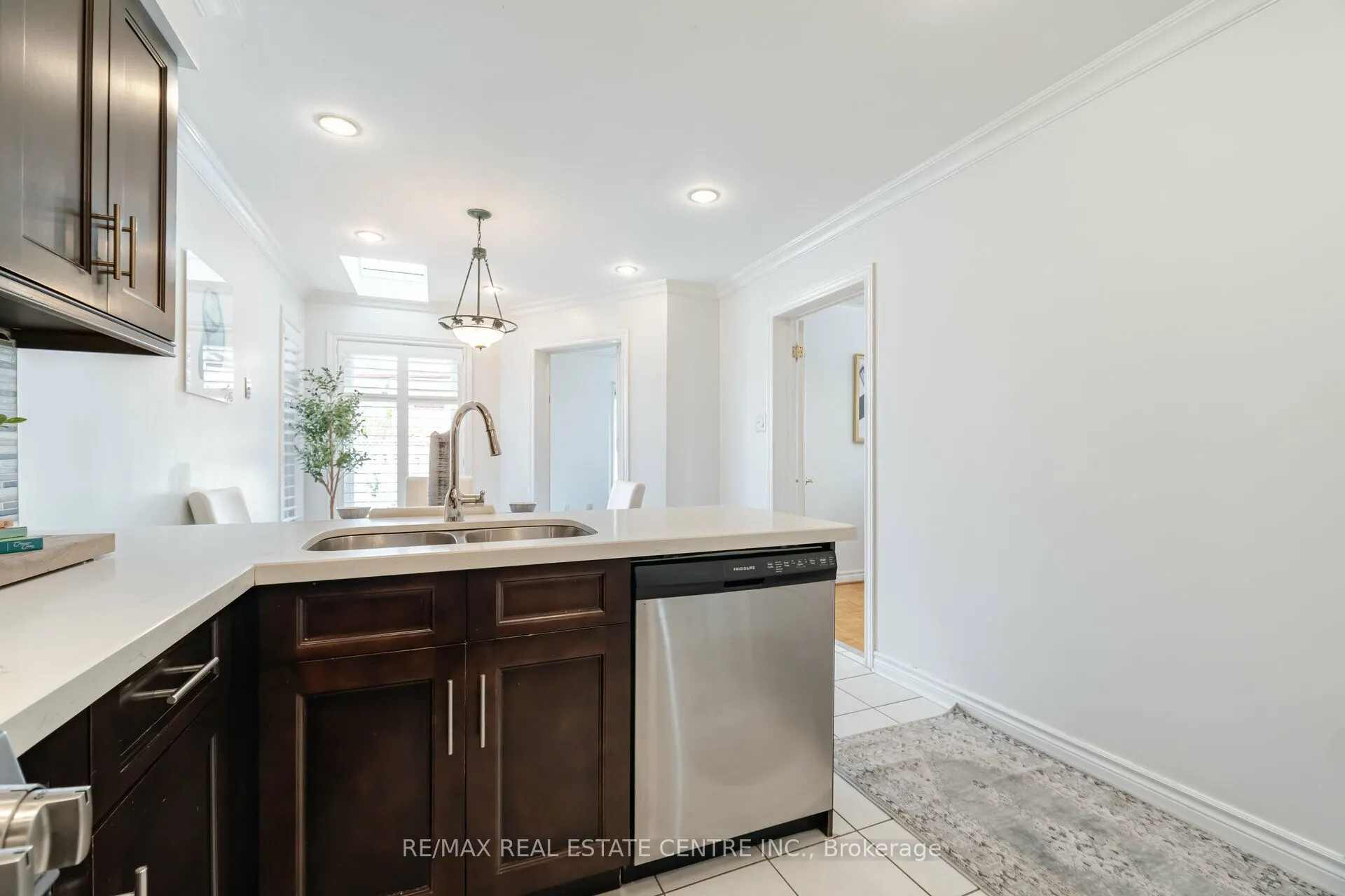 2485 Strathmore Crescent N