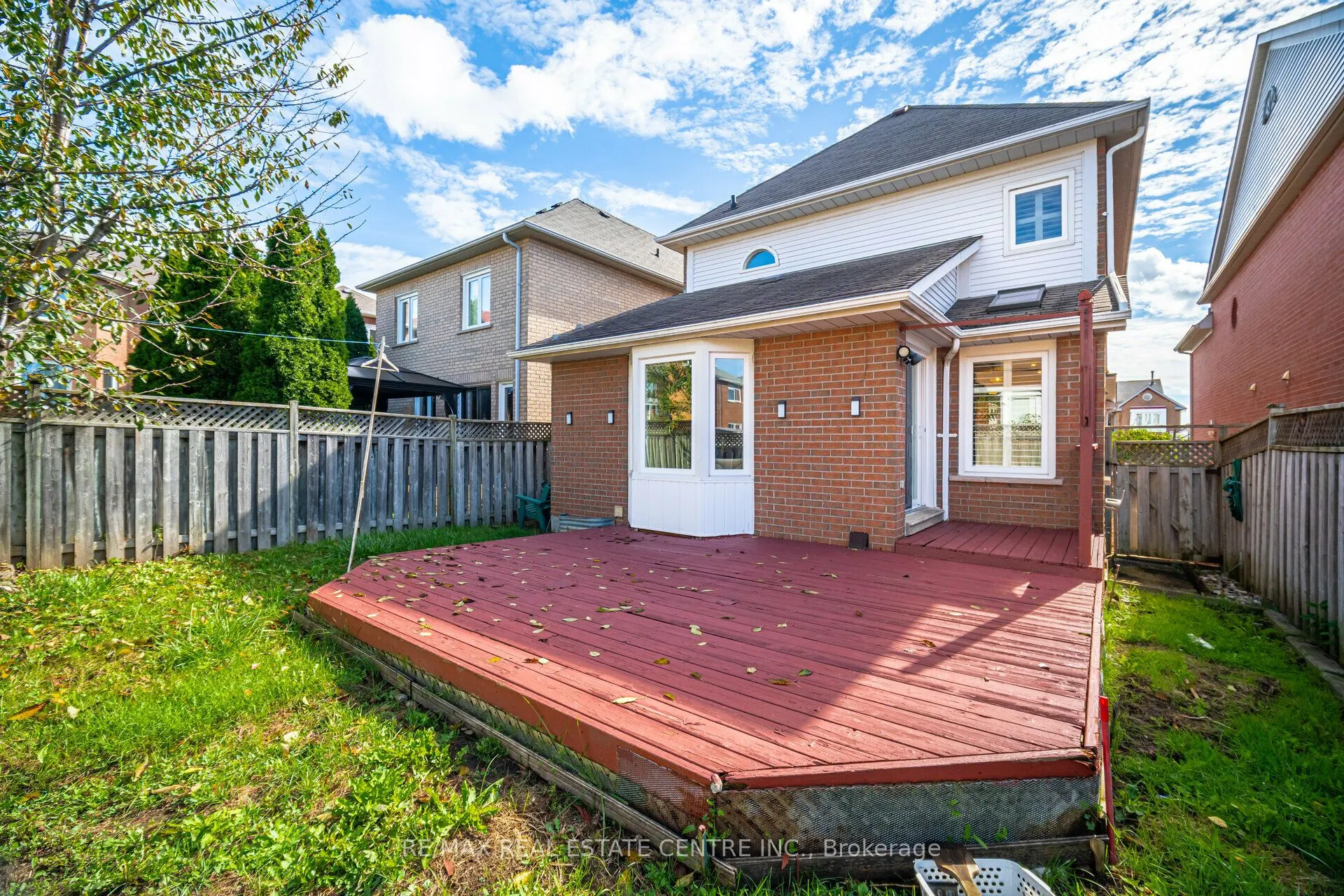 2485 Strathmore Crescent N