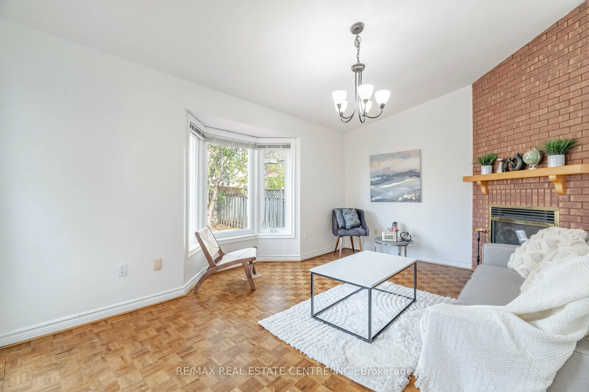 2485 Strathmore Crescent N