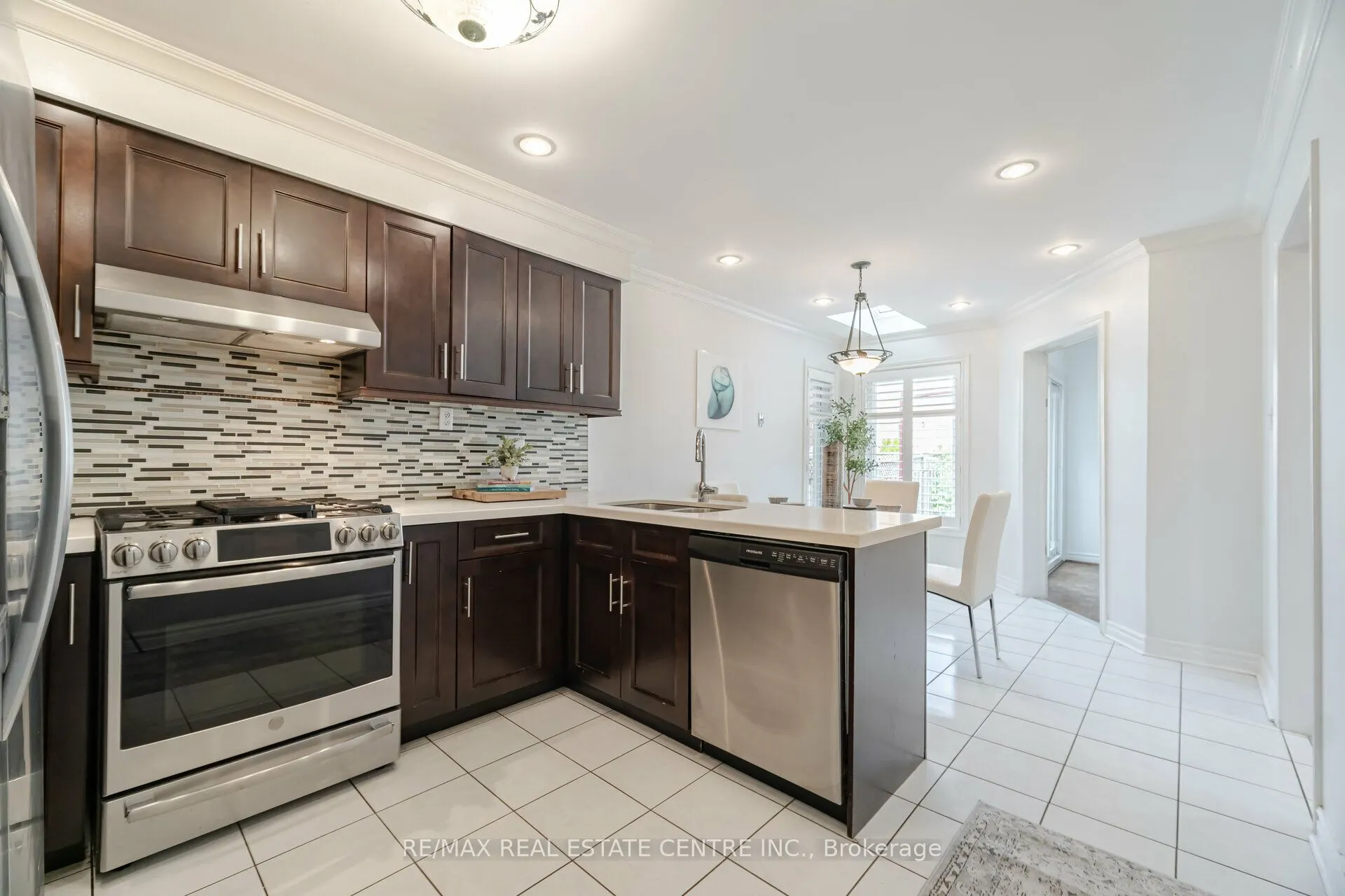 2485 Strathmore Crescent N