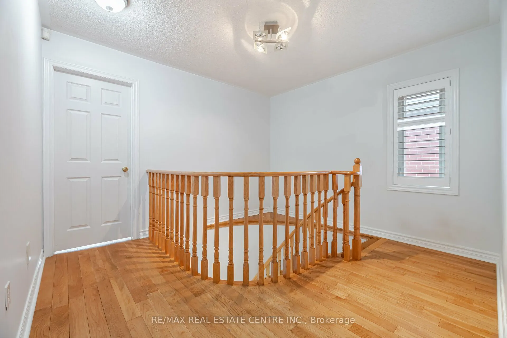 2485 Strathmore Crescent N