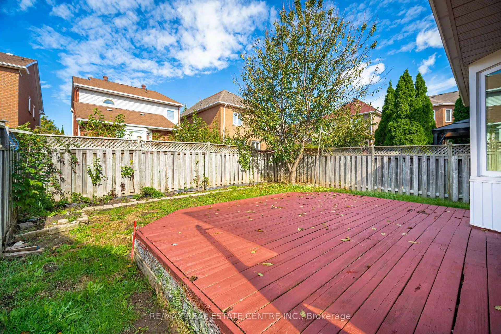 2485 Strathmore Crescent N