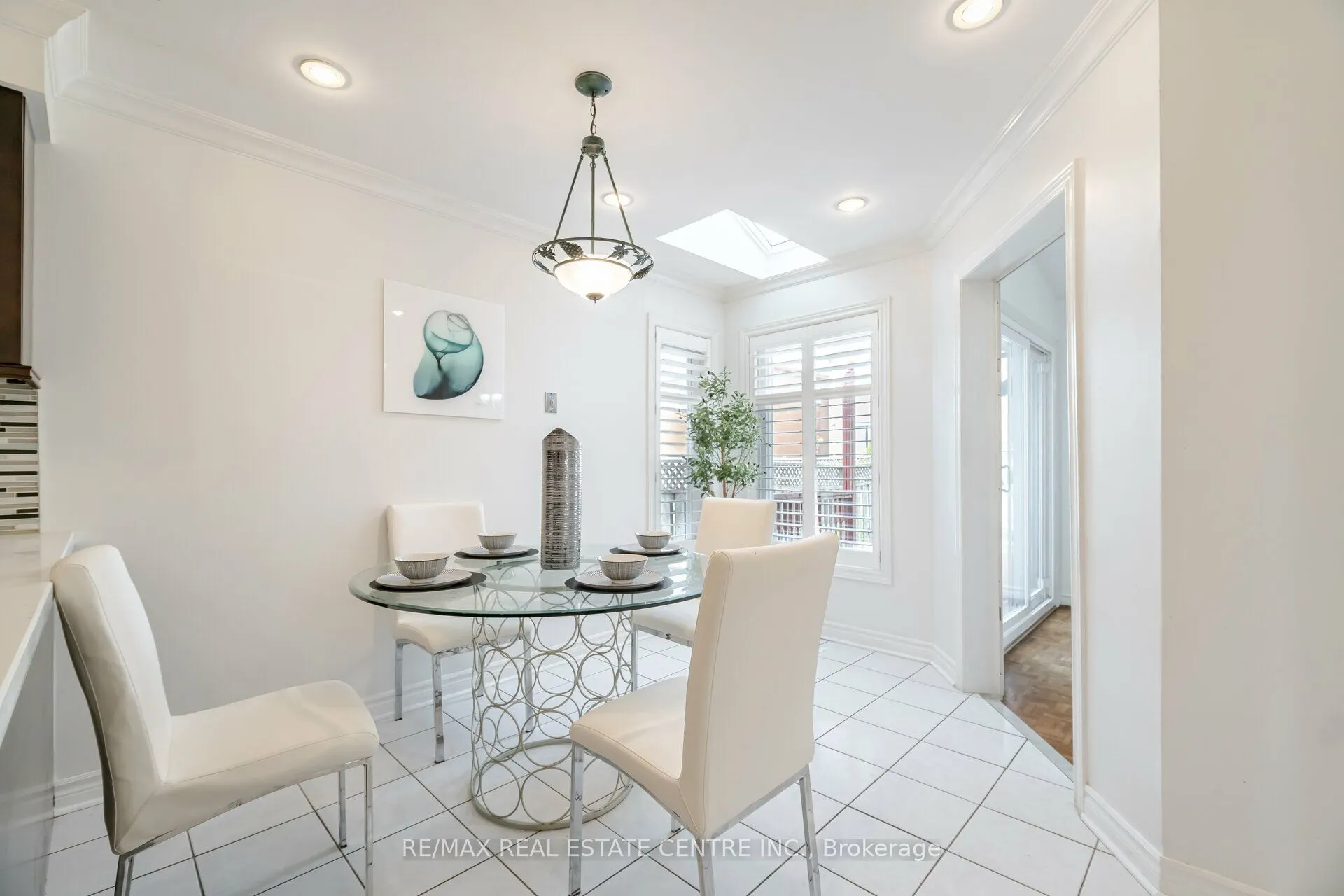 2485 Strathmore Crescent N