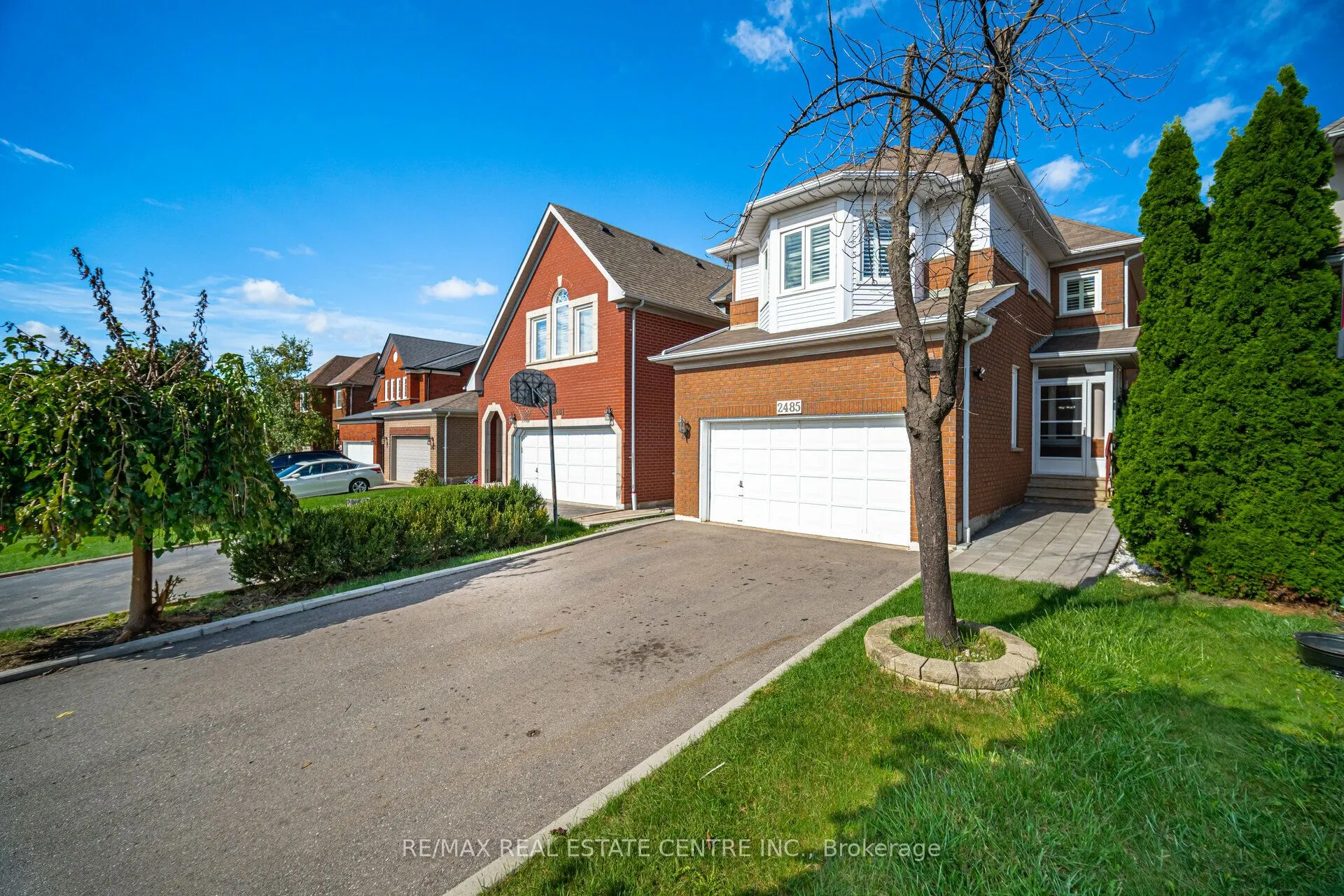 2485 Strathmore Crescent N