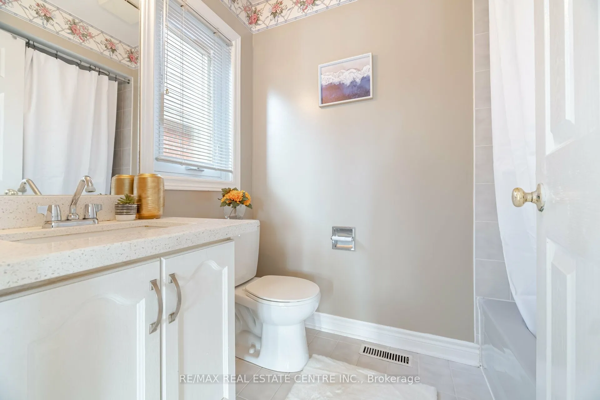 2485 Strathmore Crescent N