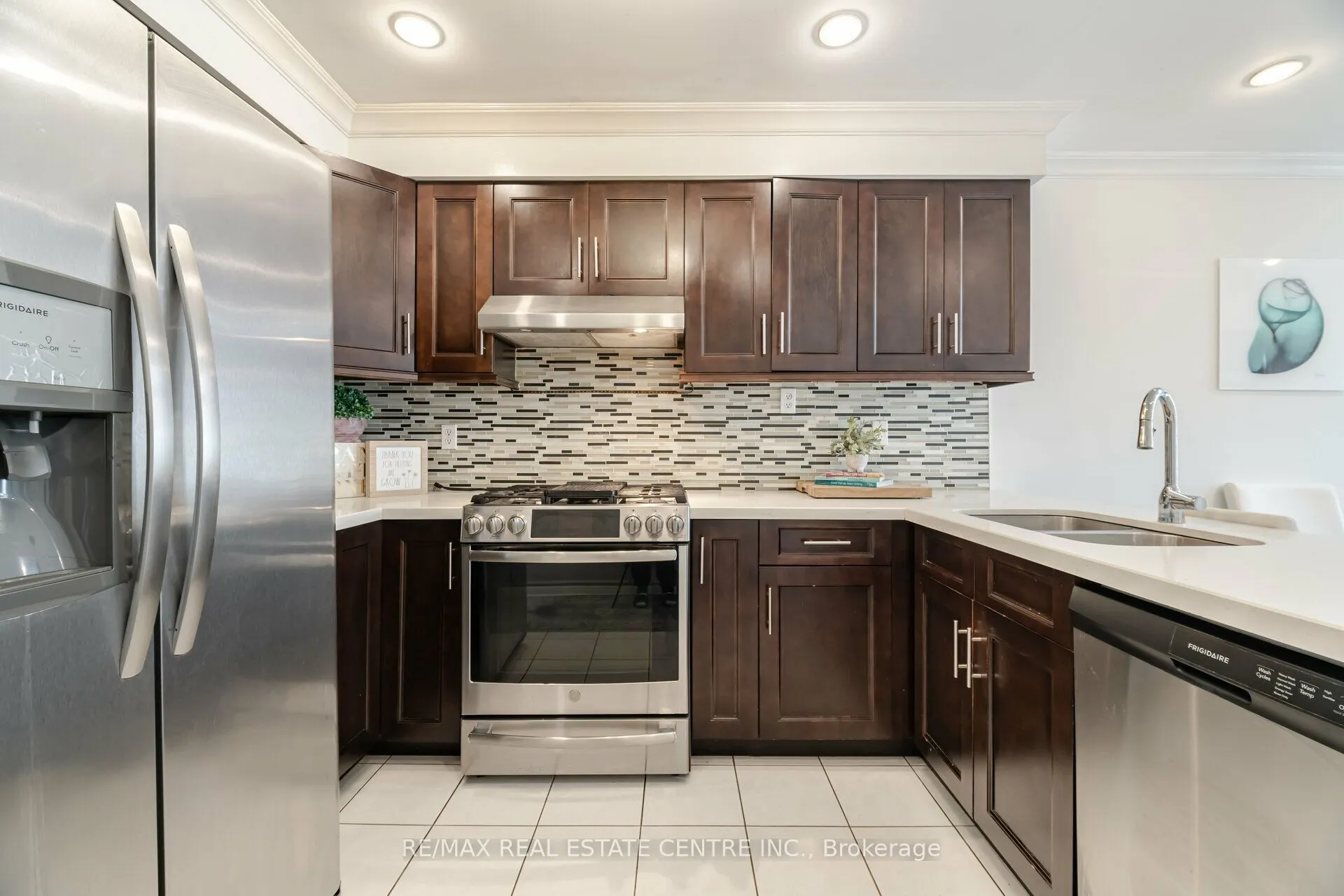 2485 Strathmore Crescent N