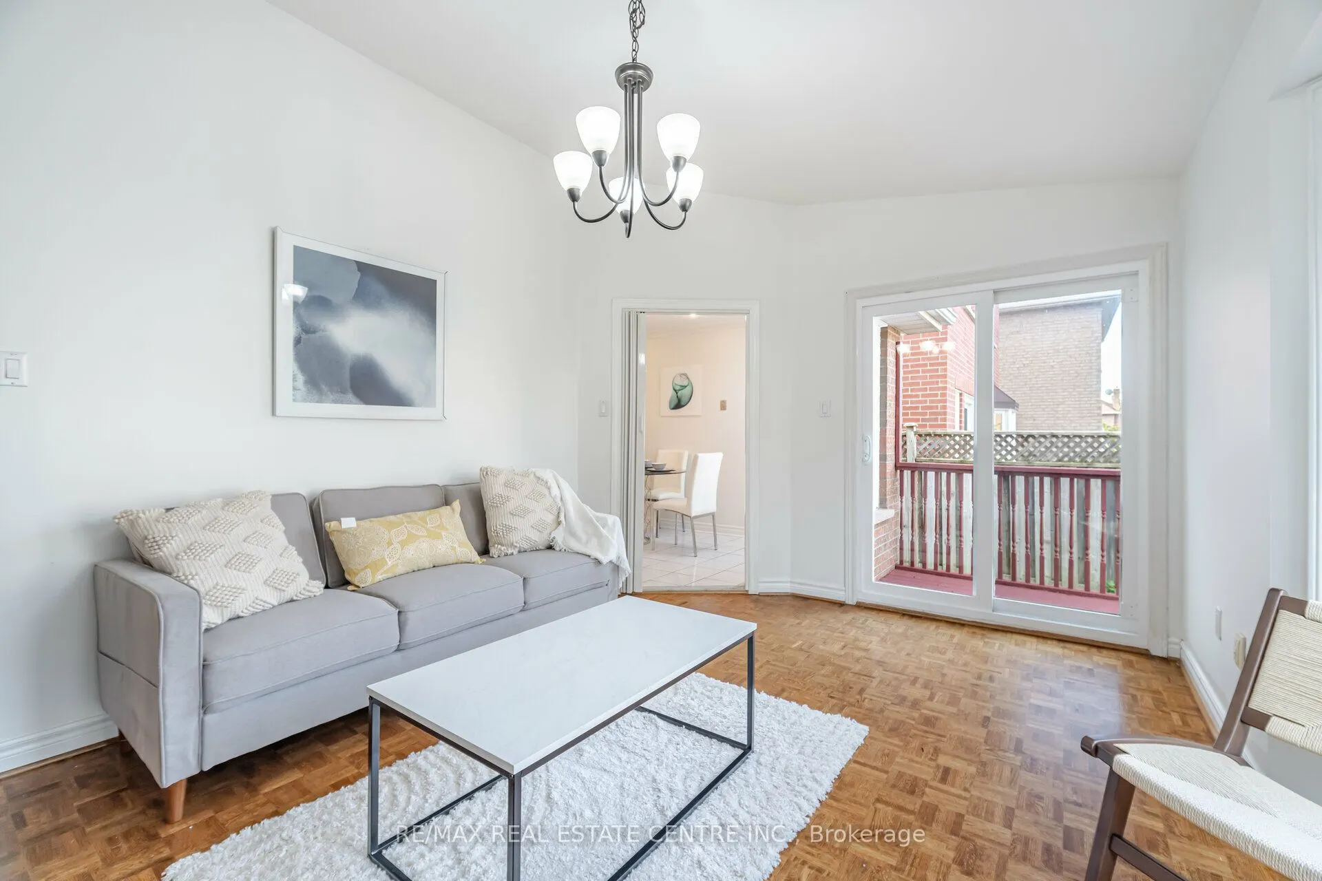 2485 Strathmore Crescent N