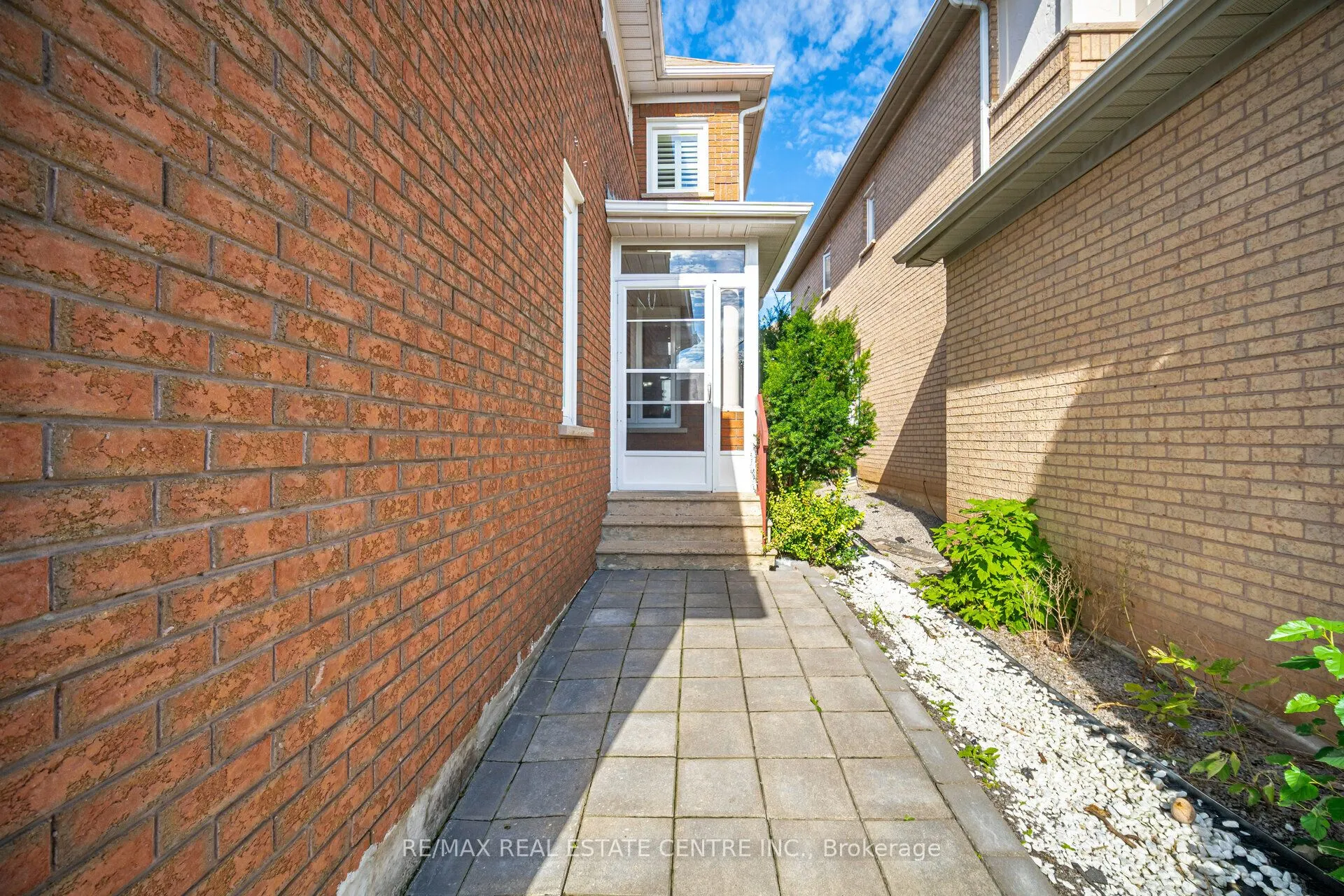 2485 Strathmore Crescent N