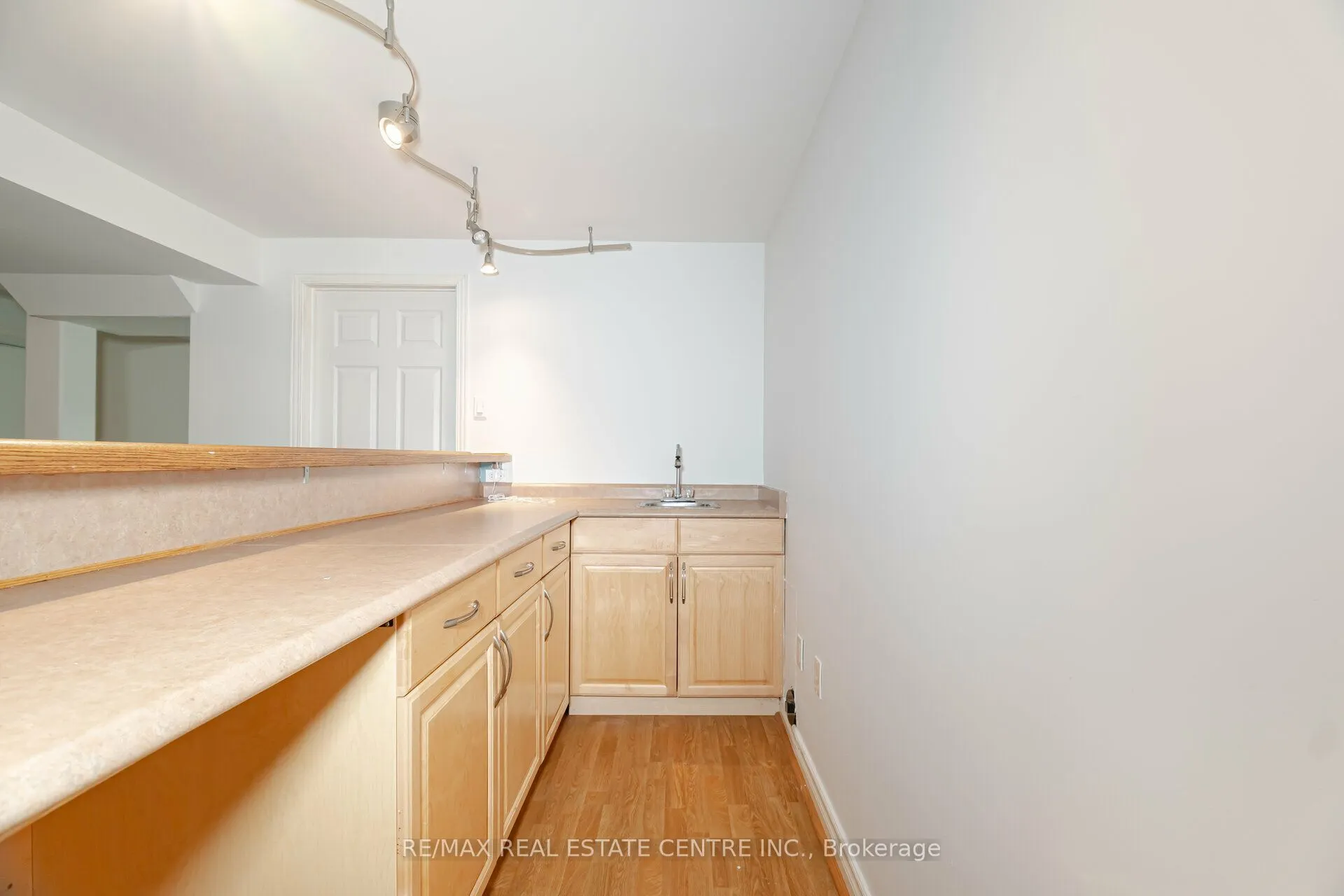 2485 Strathmore Crescent N