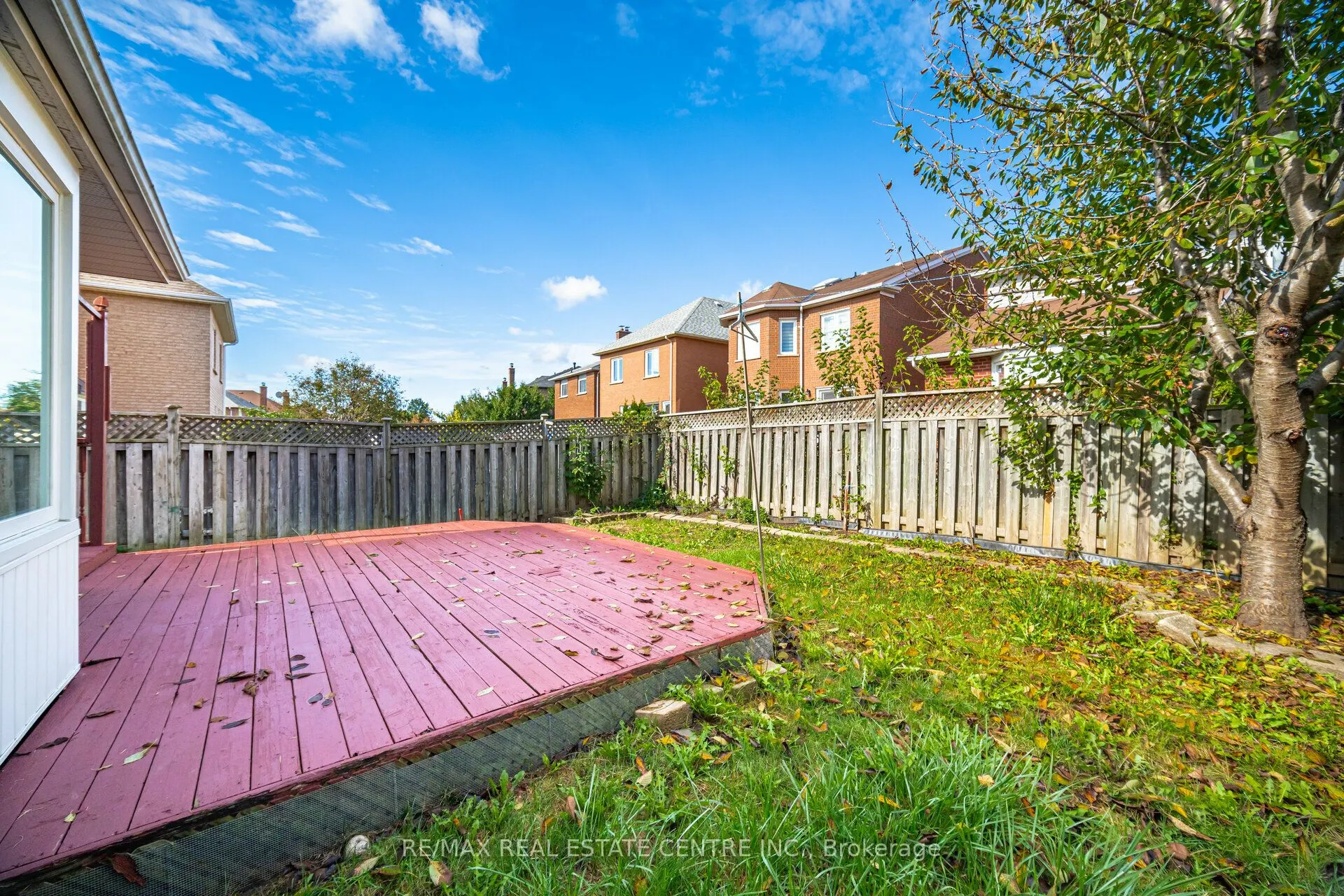 2485 Strathmore Crescent N