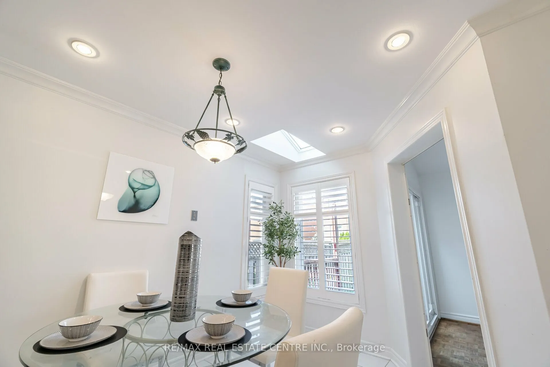 2485 Strathmore Crescent N