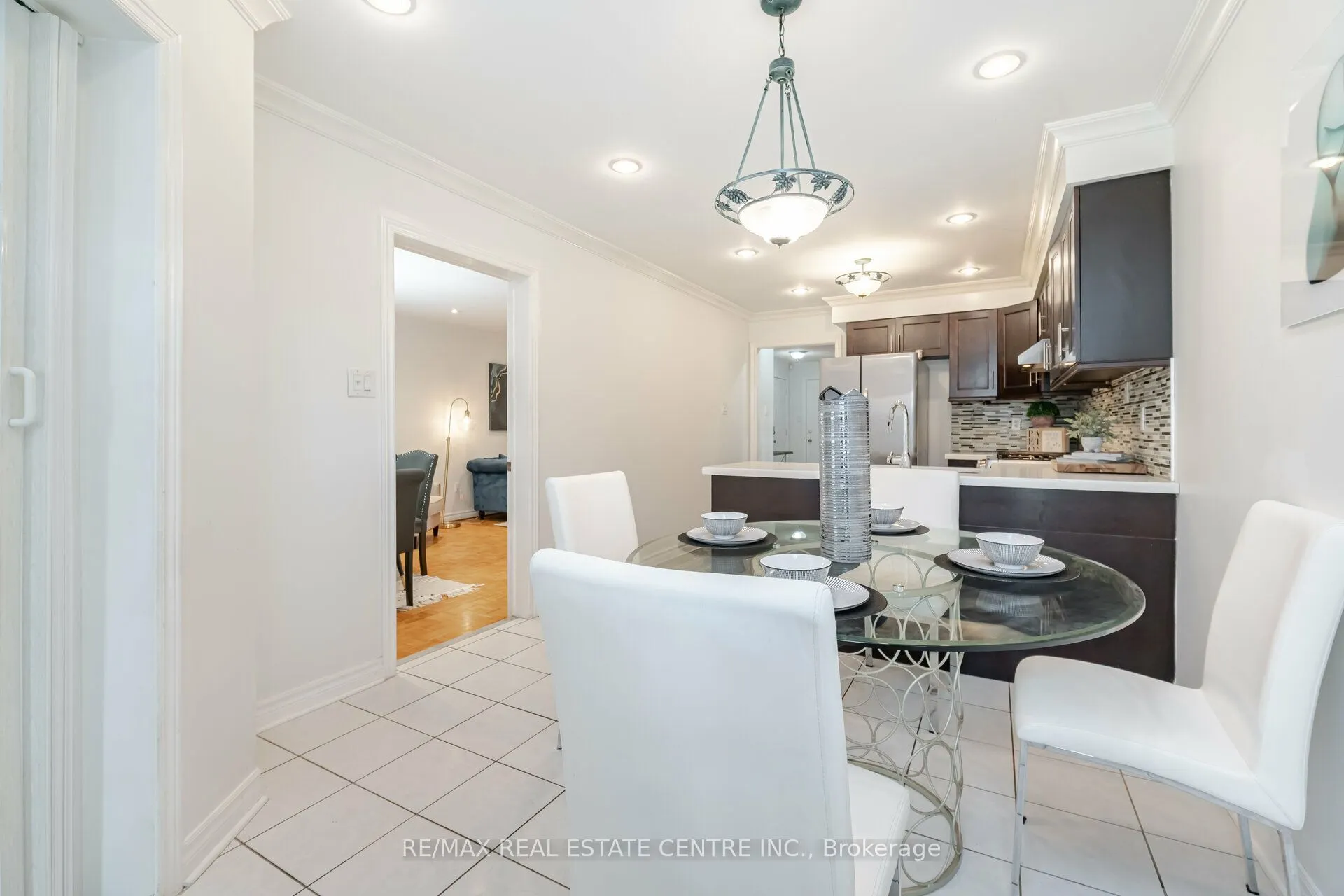 2485 Strathmore Crescent N