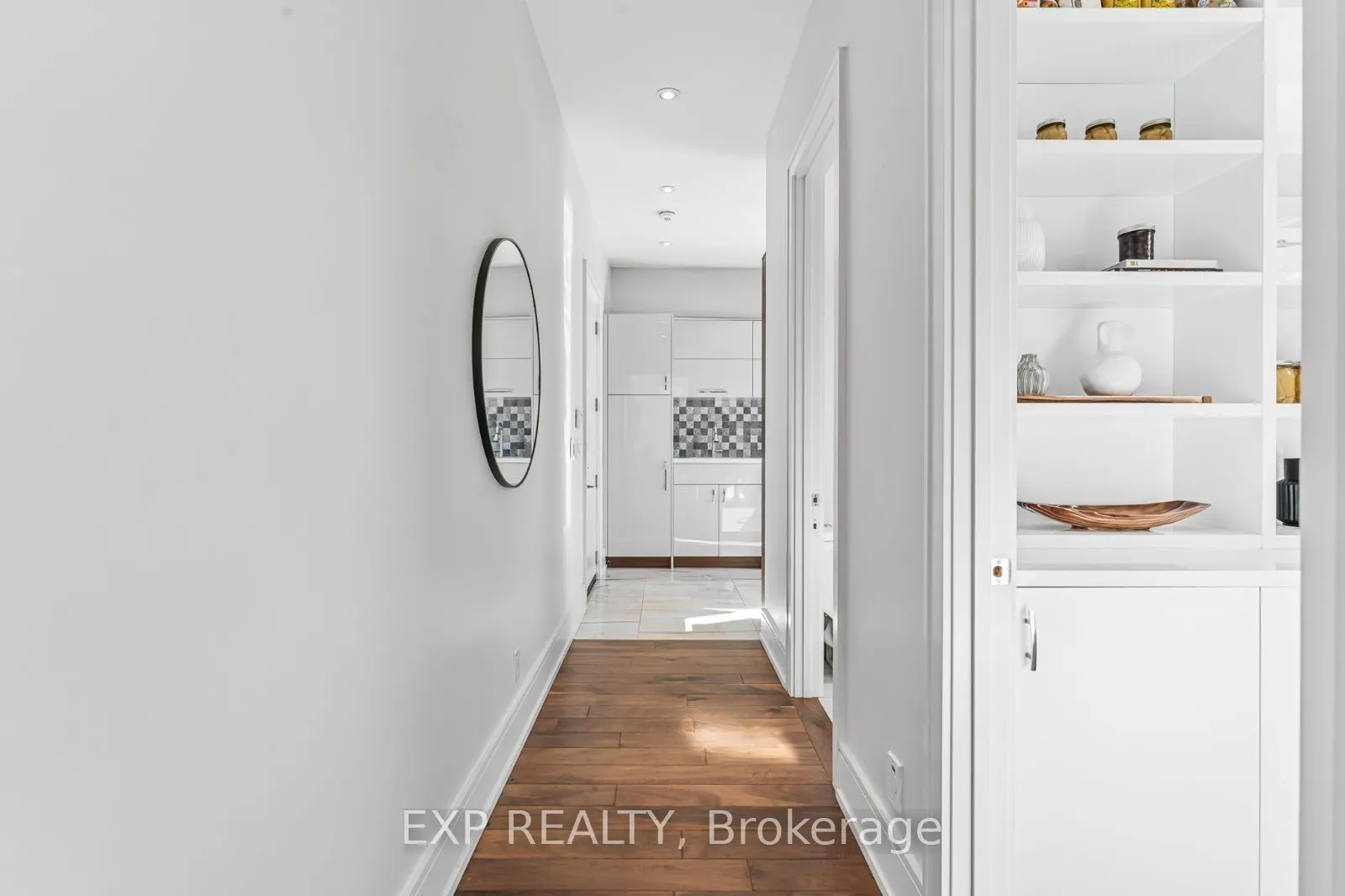 574 Stephens Crescent W