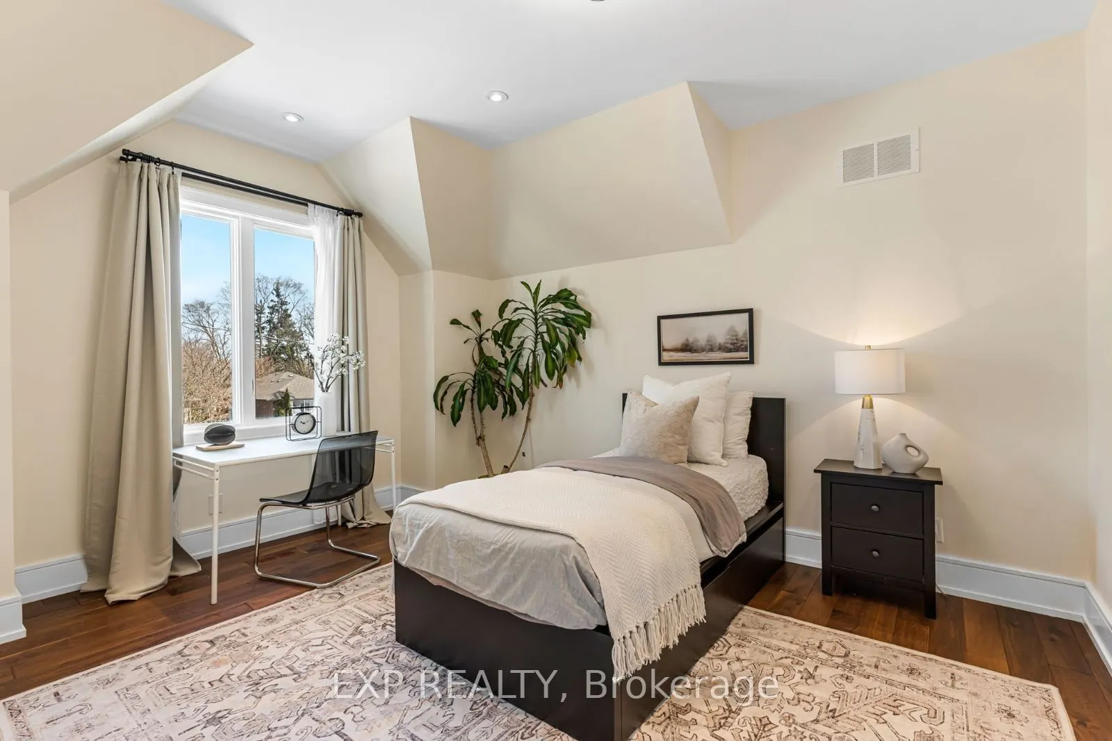 574 Stephens Crescent W