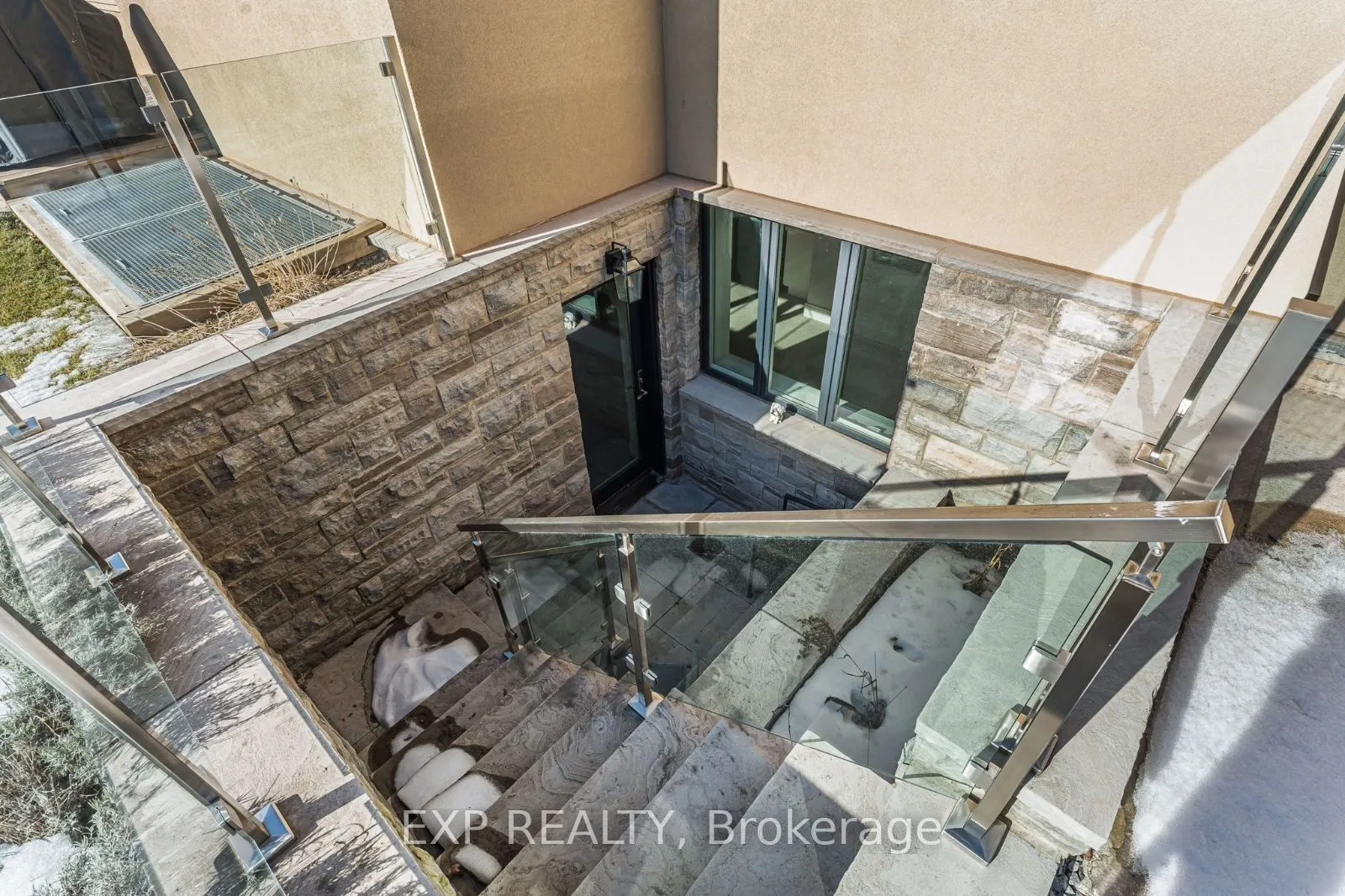 574 Stephens Crescent W