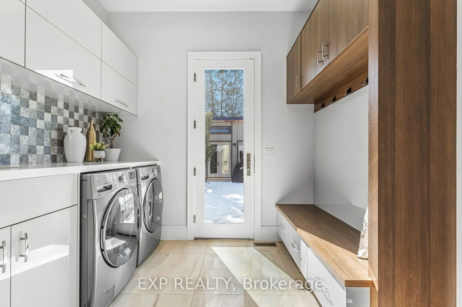 574 Stephens Crescent W