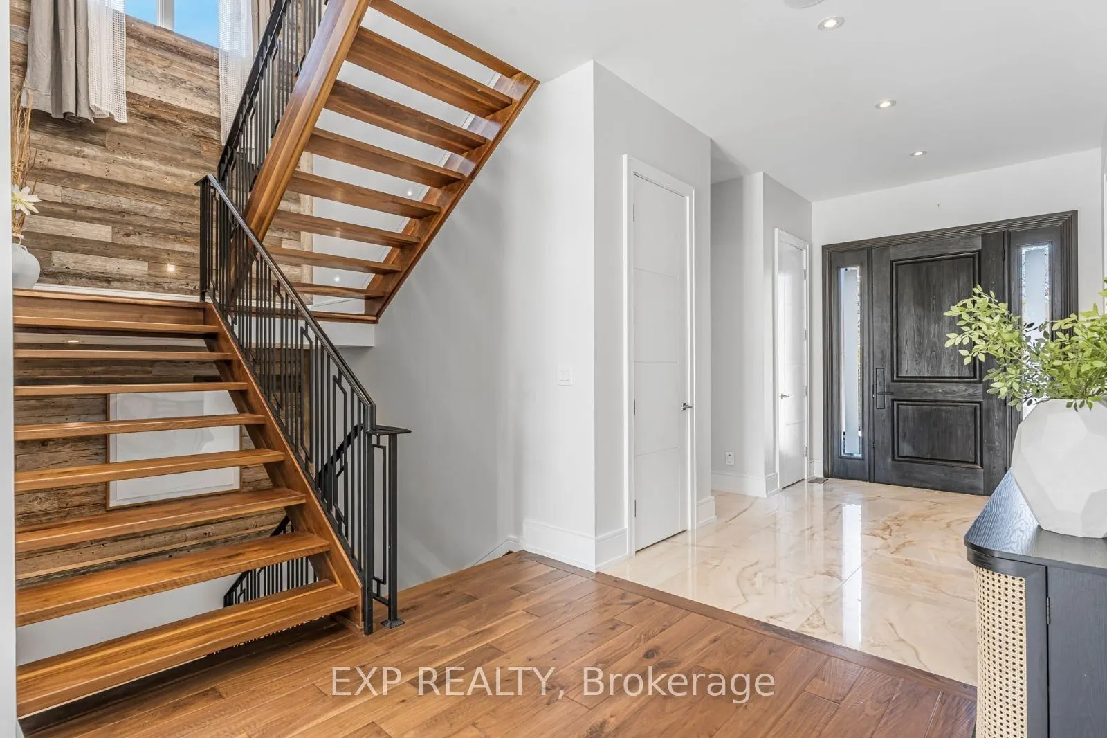 574 Stephens Crescent W