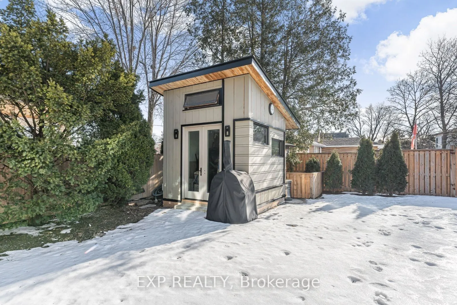 574 Stephens Crescent W