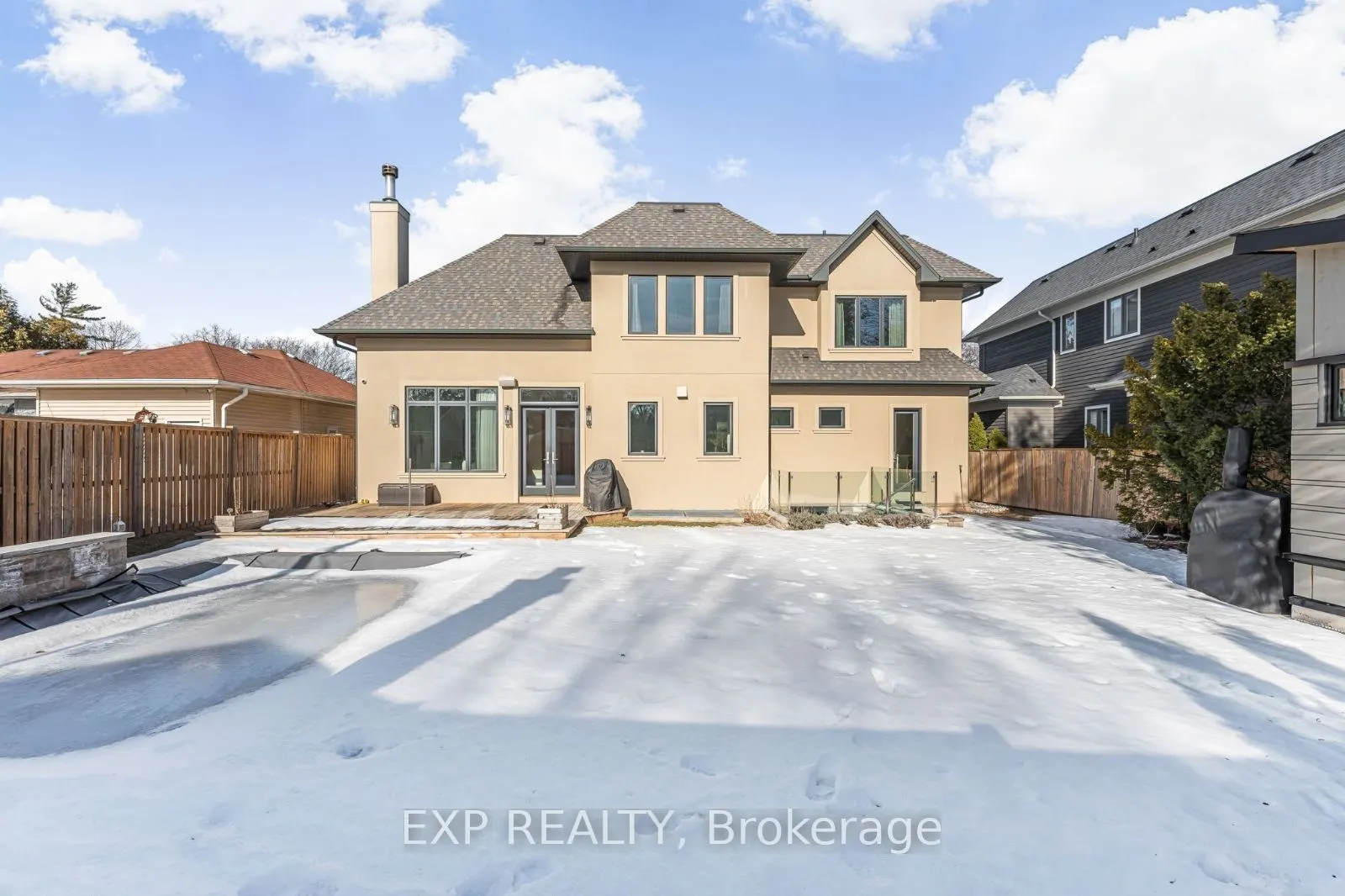 574 Stephens Crescent W