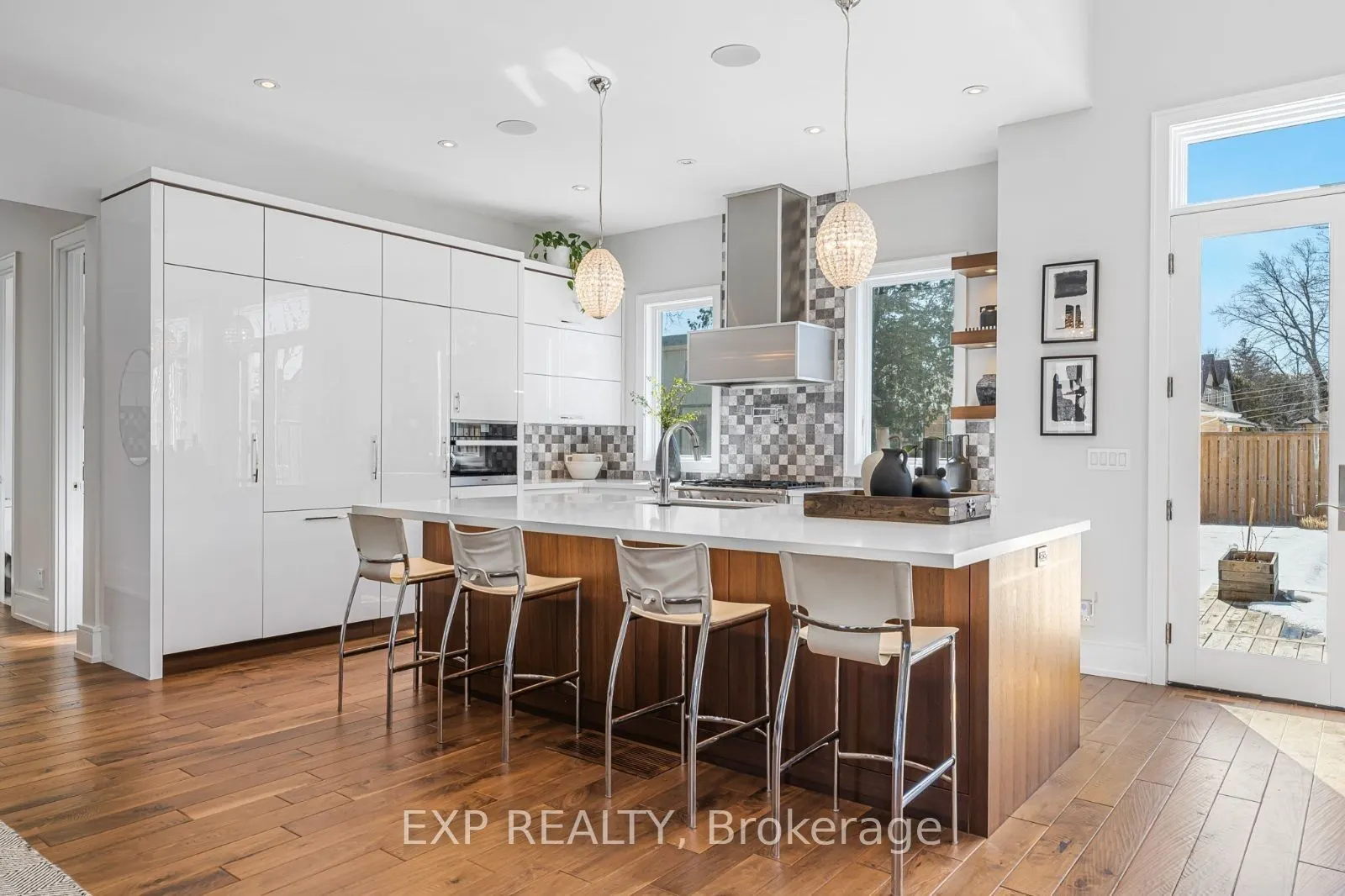 574 Stephens Crescent W