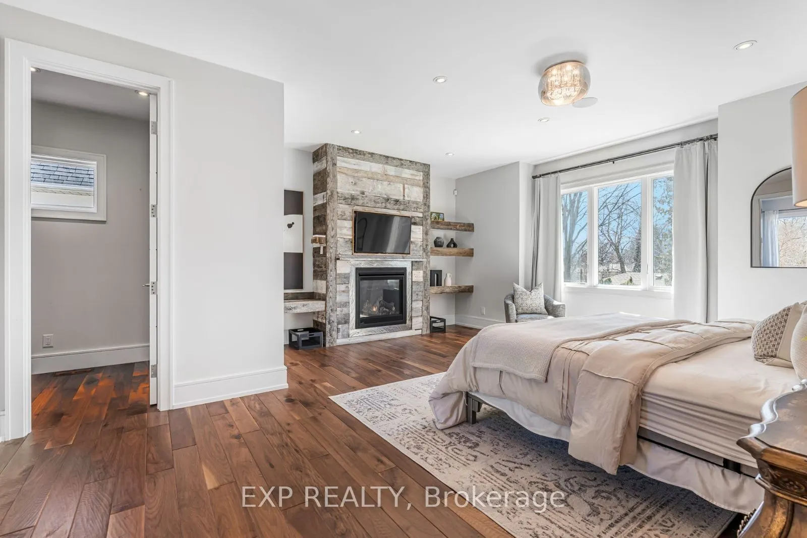 574 Stephens Crescent W